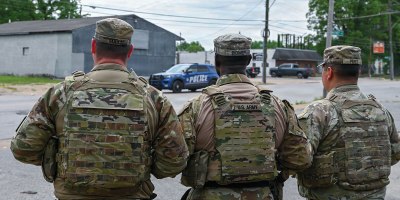 Soldiers from the Tennessee National Guard’s 190th Combat Engineer Company, with the Memphis Safe Task Force, supported the Memphis Police Department while responding to a shooting in North Memphis, providing immediate medical aid to the victim and securing key evidence, April 12.