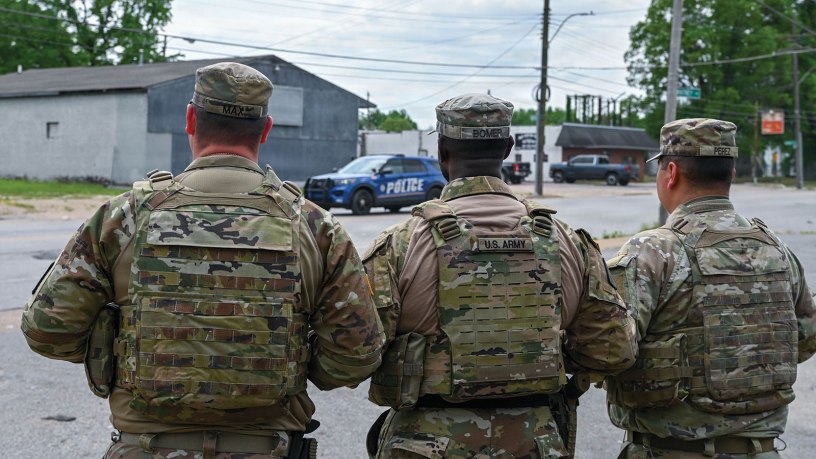 Soldiers from the Tennessee National Guard’s 190th Combat Engineer Company, with the Memphis Safe Task Force, supported the Memphis Police Department while responding to a shooting in North Memphis, providing immediate medical aid to the victim and securing key evidence, April 12.