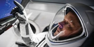 NASA astronaut Bob “Farmer” Hines trains inside a mockup of the Crew Dragon vehicle at SpaceX Headquarters in Hawthorne, Calif., Feb. 15, 2022. An Air Force test pilot with more than 4,000 flight hours across 50 aircraft types, Hines served as the pilot for NASA’s SpaceX Crew-4 mission as part of the agency’s Commercial Crew Program. NASA has selected Col. Hines to train with its prime crew for Artemis III as an alternate crew member. (Photo courtesy of NASA)