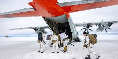 Green Berets assigned to 10th Special Forces Group (Airborne) and Danish Special Operations Forces assigned to SIRIUS ski across the ice cap toward an LC-130 “Skibird” at Camp Raven, Greenland, on Aug. 21, 2026, as part of Operation Apex Indigo.