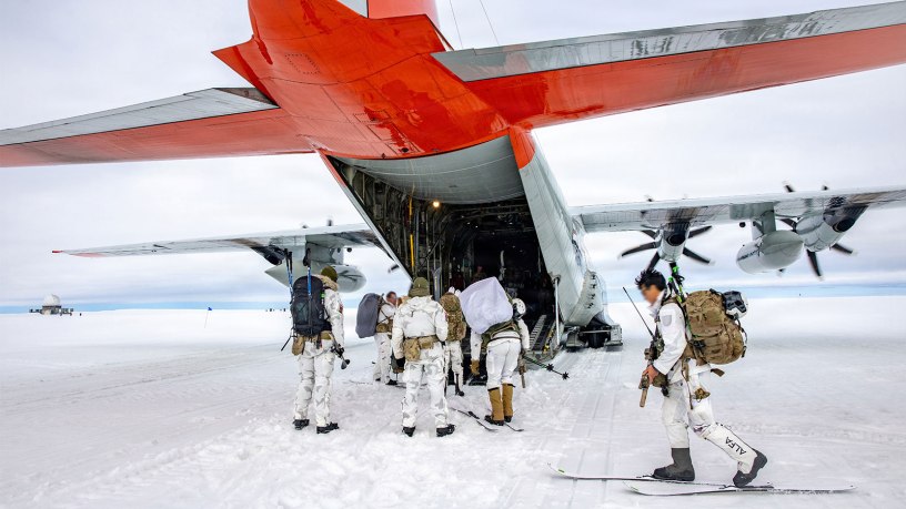 Green Berets assigned to 10th Special Forces Group (Airborne) and Danish Special Operations Forces assigned to SIRIUS ski across the ice cap toward an LC-130 “Skibird” at Camp Raven, Greenland, on Aug. 21, 2026, as part of Operation Apex Indigo.