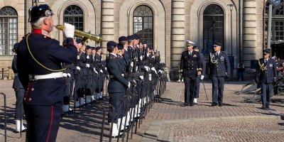 Cmdr. William Burke, center, commanding officer of Arleigh Burke-class guided-missile destroyer USS Paul Ignatius (DDG 117), observes Swedish guards at Stockholm Royal Palace in Stockholm, Sweden, Oct. 1, 2026.